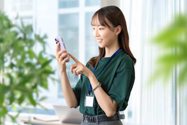 スマホを操作する女性